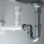 Cómo eliminar cucarachas de las tuberías